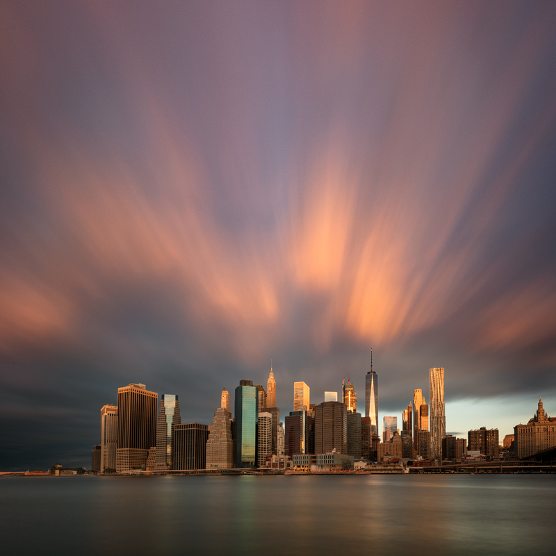 Barevný východ slunce nad Lower Manhattan