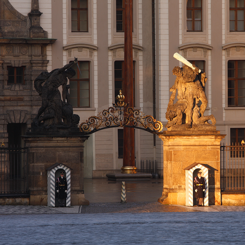 Brána Pražského hradu, Hradčanské náměstí