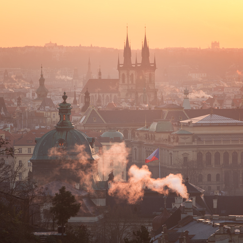 Česká vlajka u Strakovy akademie