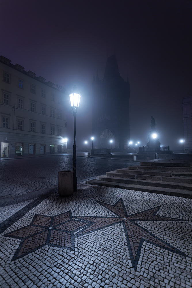 Lampa na mlžném Křížovnickém náměstí