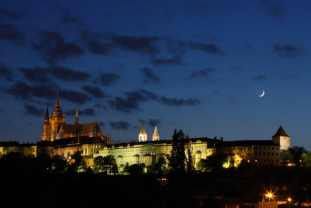 Pražský hrad s měsícem