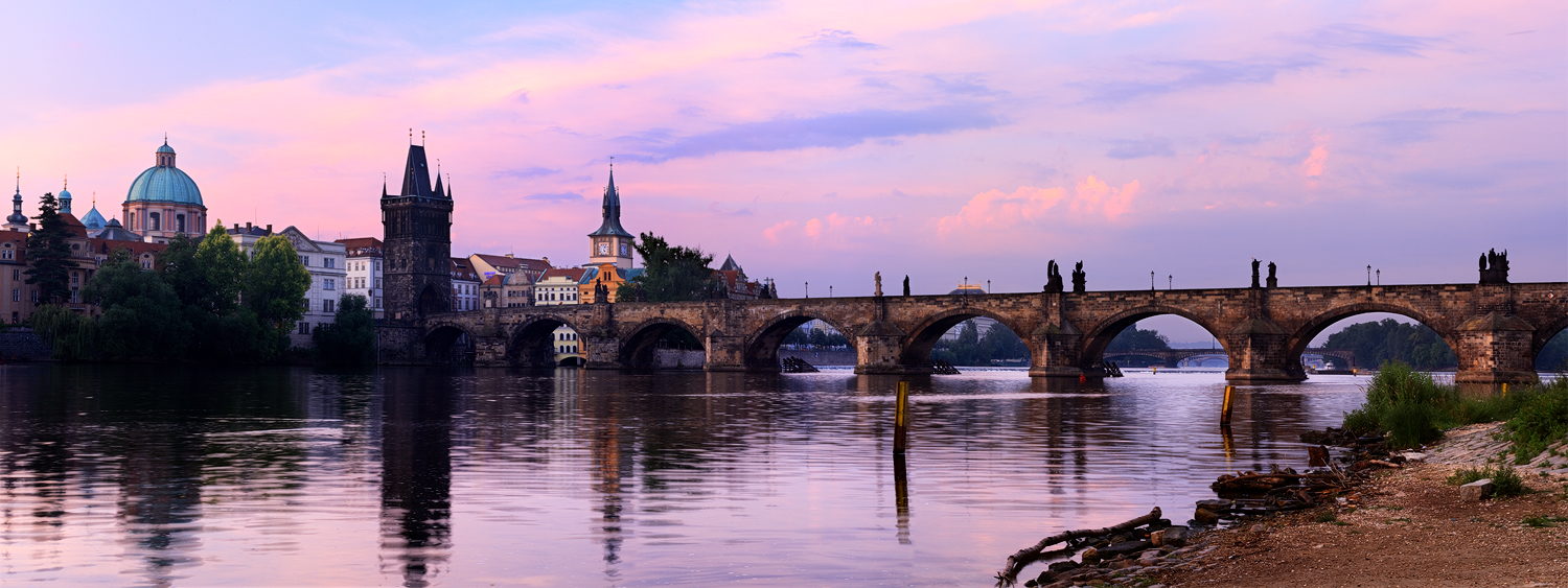 Růžové panorama Karlova mostu od Hergetovy cihelny