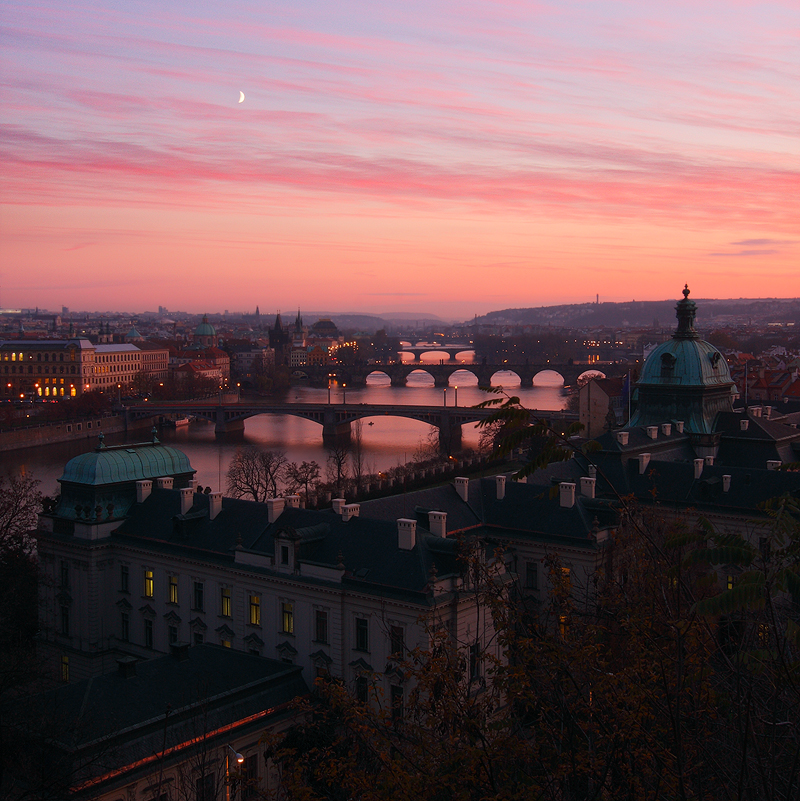 Růžový západ slunce nad Vltavou