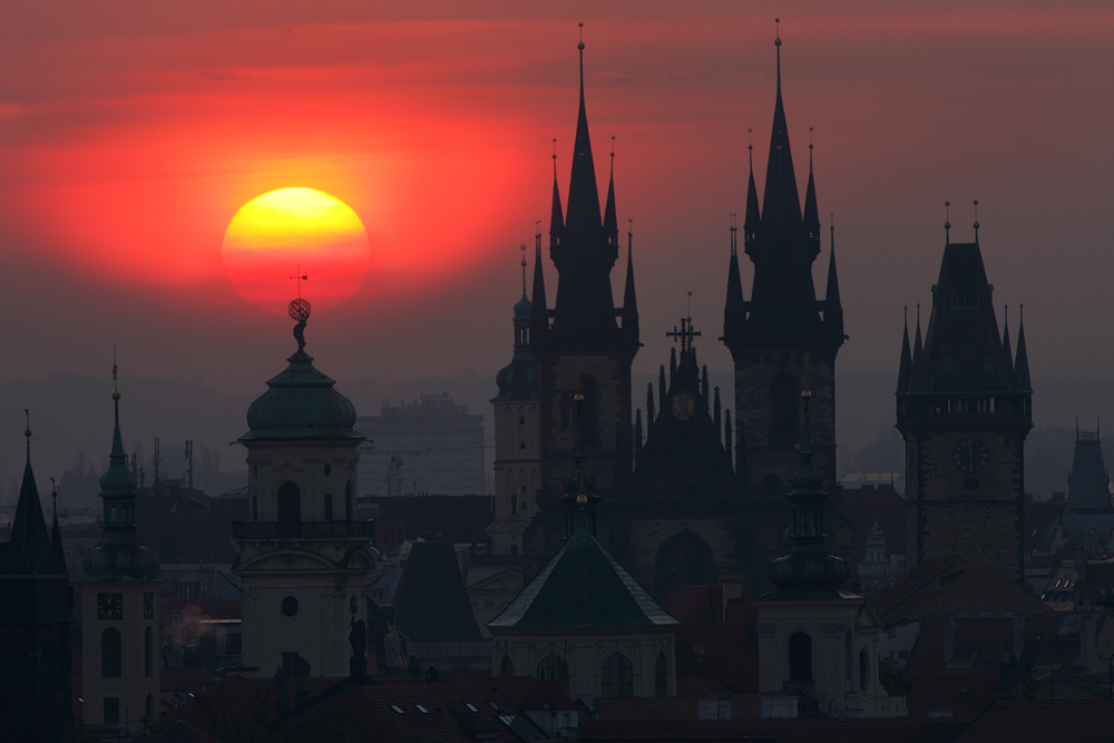 Slunce za Astronomickou věží