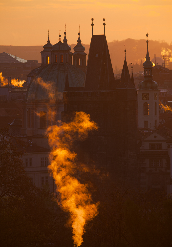 Staroměstská mostecká věž v ranním protisvětle