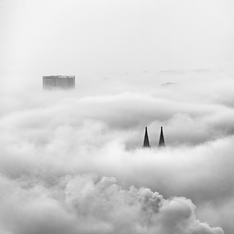 Vyšehradské věže nad peřinou mlhy