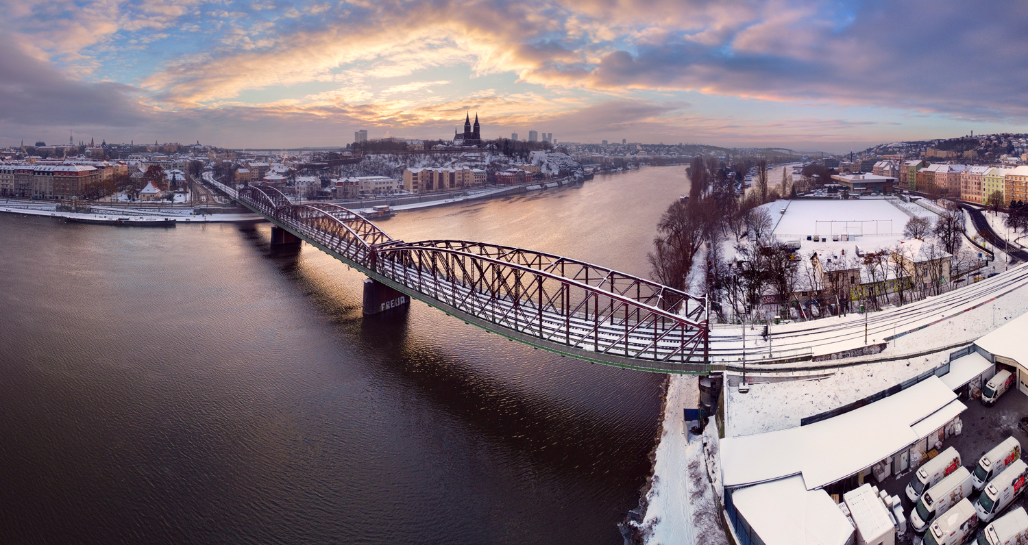 Zimní železniční most a Vyšehrad