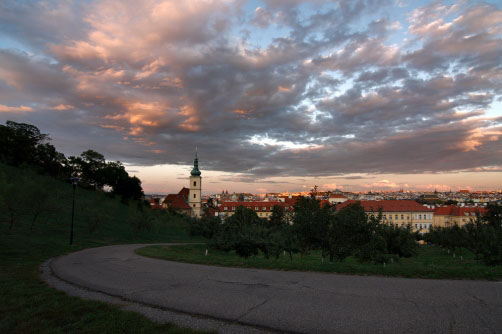 Barevné mraky nad pražským Jezulátkem