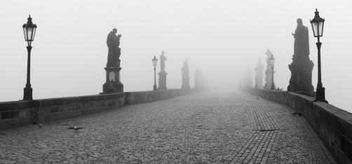 Fotografie – Černobílé panorama Karlova mostu