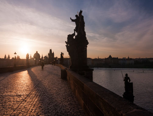 Fotografie – Dlouhé stíny soch na Karlově mostě
