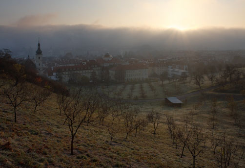 Hradba mlhy nad Vltavou