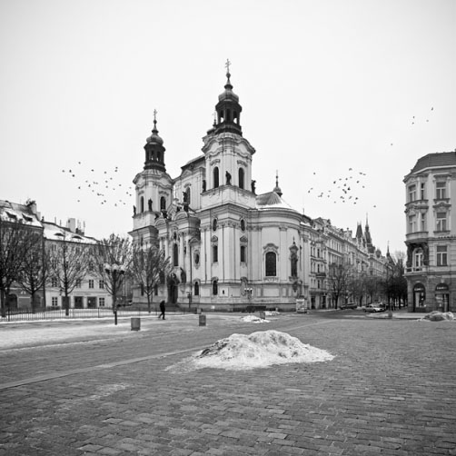 Hromada sněhu na Staroměstském náměstí