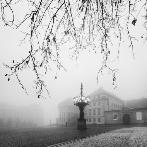 Fotografie – Kandelábr v ranní mlze na Hradčanském náměstí