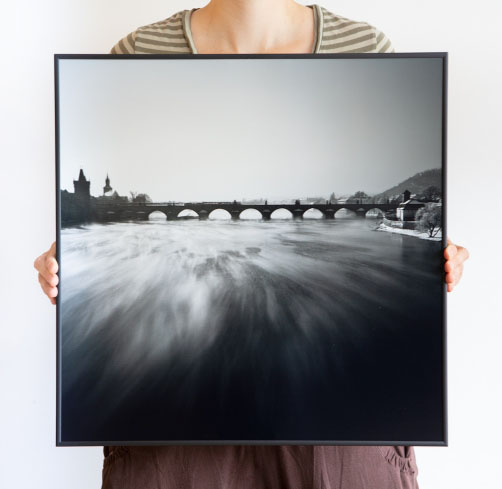 Fotografie – Karlův most, černobílý / Hotový obraz 50 × 50 cm