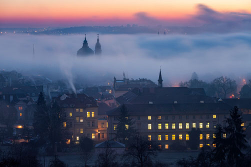 Fotografie – Když se kostely topí v moři mlhy