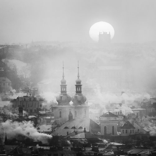 Fotografie – Kostel svatého Havla se sluncem za Vinohradskou vodárnou