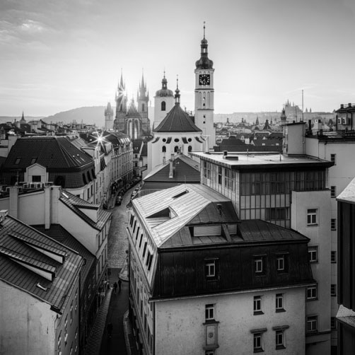 Fotografie – Kostel svatého Jakuba a Týnský chrám, černobílá