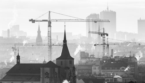 Fotografie – Kostel svatého Jilji s jeřáby v pozadí