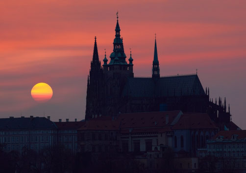 Kotouč slunce za Pražským hradem