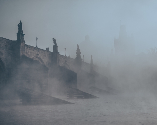 Mlha u Karlova mostu