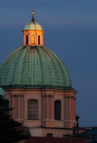 Nasvícená špička kopule kostelu svatého Františka