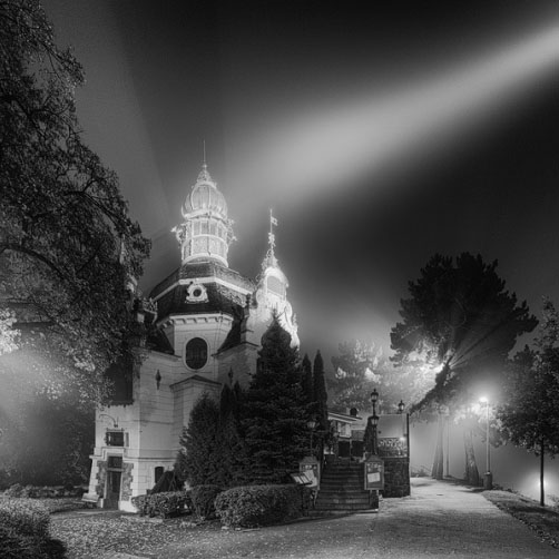 Fotografie – Nasvícený Hanavský pavilon v mlze