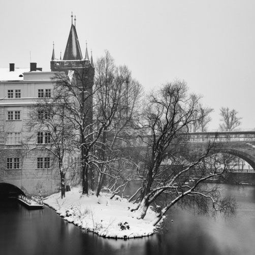 Ostrůvek u Staroměstské mostecké věže