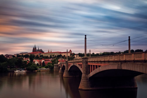 Podvečerní Pražský hrad a Mánesův most
