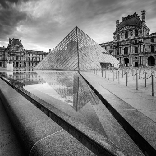 Fotografie – Prosklená pyramida v Louvre