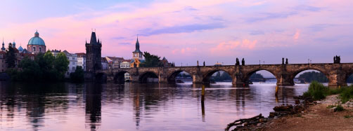 Růžové panorama Karlova mostu od Hergetovy cihelny