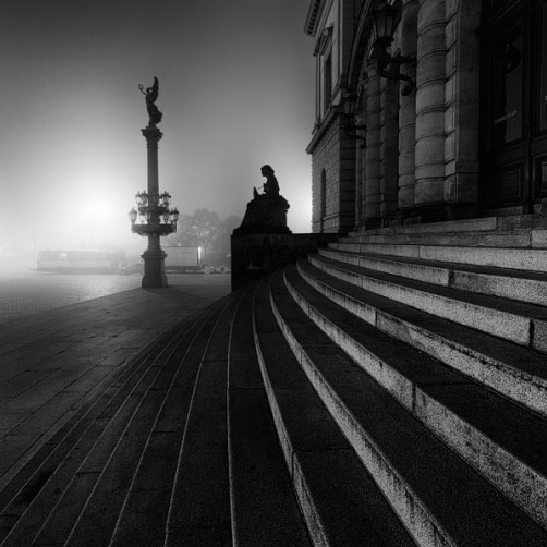 Fotografie – Schodiště před Rudolfinem v noční mlze