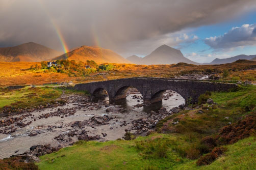 Fotografie – Sligachan Bridge, duha nad kamenným mostem