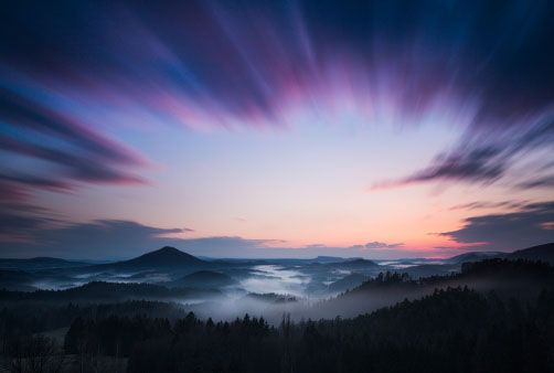 Soumračné okno nad krajinou Českého Švýcarska