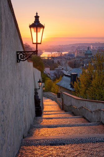 Staré zámecké schody při východu slunce