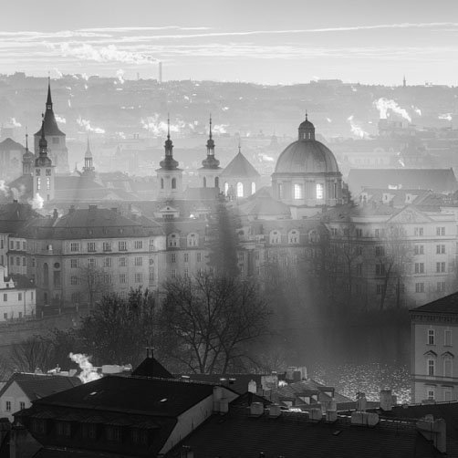 Fotografie – Staroměstské věže a paprsky slunce