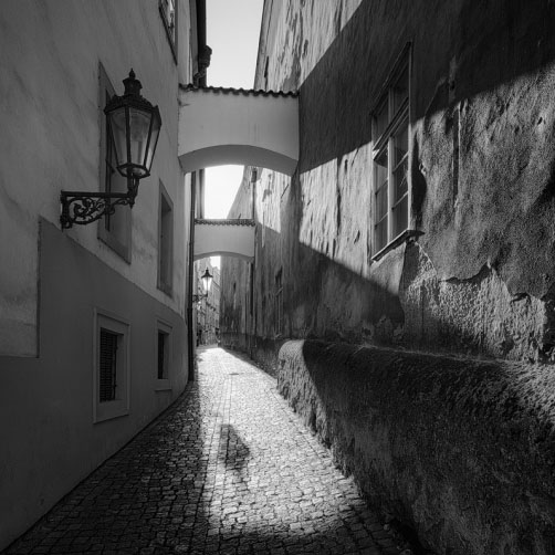 Fotografie – Thůnovská ulice, stín lampy