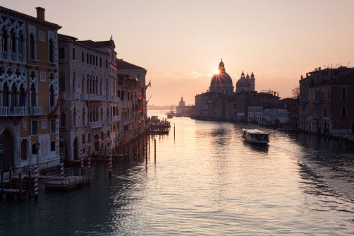 Východ slunce nad Canal Grande