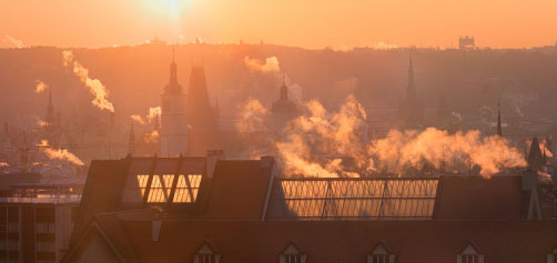 Východ slunce nad pražskými střechami