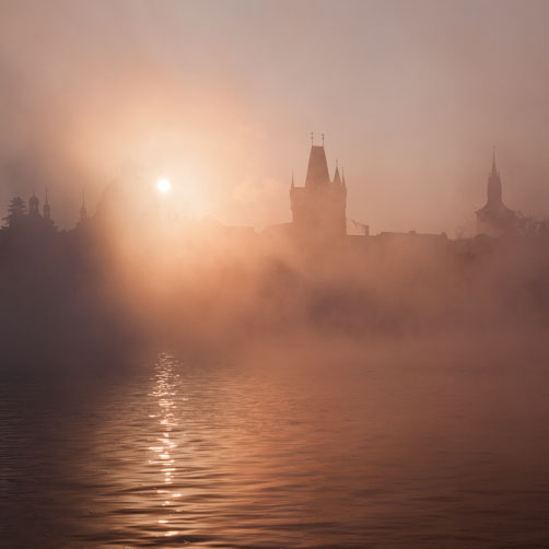 Východ slunce za staroměstskými věžemi