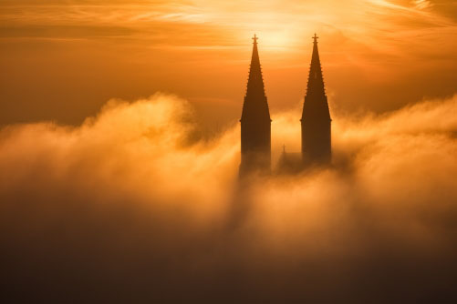 Fotografie – Vyšehrad nad mořem oblaků