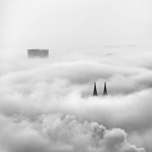 Vyšehradské věže nad peřinou mlhy