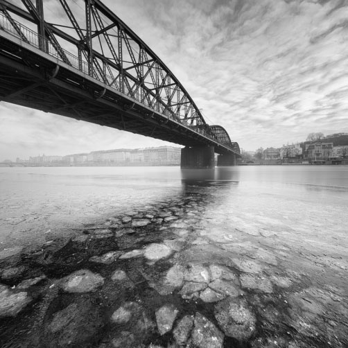 Zamrzlá Vltava u Železničního mostu