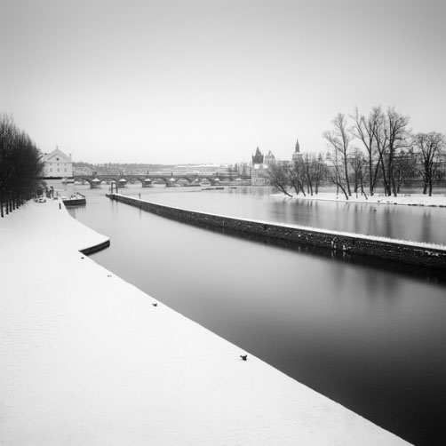 Fotografie – Zasněžené nábřeží u Střeleckého ostrova